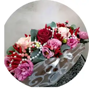 Composizione di fiori freschi con scatola a cuore Composizione floreale 